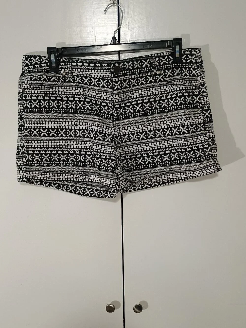 NOW Black White Tribal Print Shorts Size 18 Geometric Aztec Casual Stretch Summe